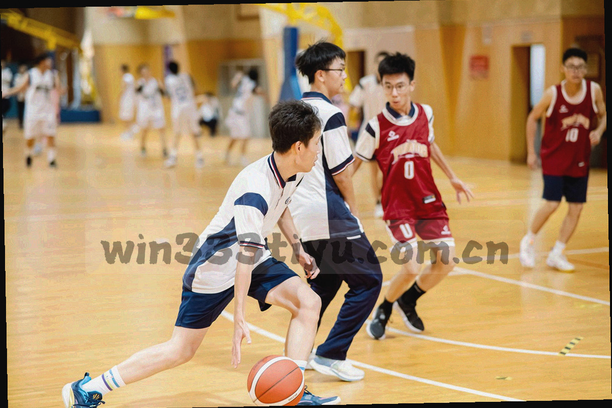 键盘、数据线与屏幕边缘的静物特写，传达设备已经就绪的感觉